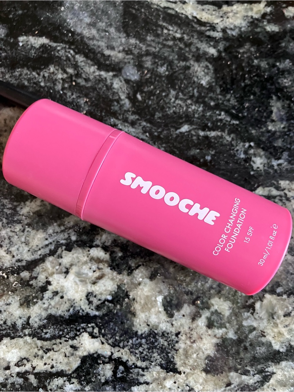 Smooche color adaptive foundation - Picture 5 of 5
